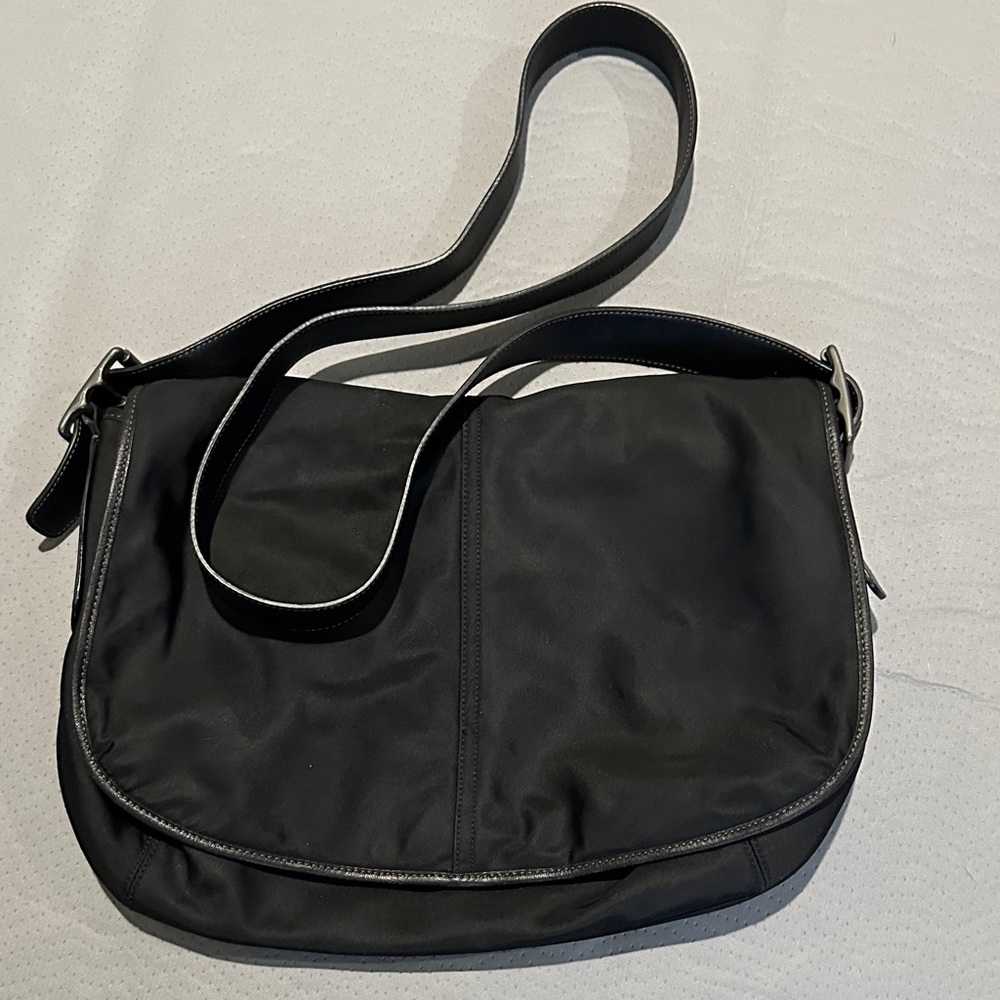 Elegant Black Coach Women's Shoulder Bag